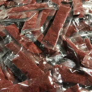 Sachets de granulés de cinabre rouge en tubes plastiques pour accessoires de bricolage
