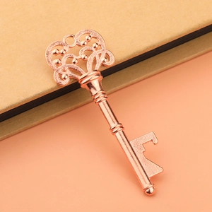 Décapsuleur clé vintage or rose avec motifs floraux élégants pour cadeaux de mariage