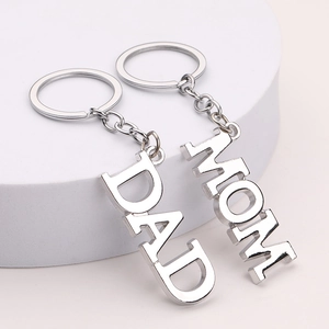Zinc Alloy Letter DAD MOM Keychain Polished Silver Metal Keyring Gift For Father Mother Family Appreciation Present