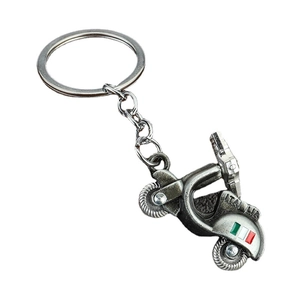 Retro metal electric scooter keychain with Italian flag detail in vintage silver finish