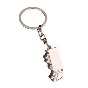 Porte-clés camion 3D en métal argenté avec pendentif détaillé sur un fond blanc neutre