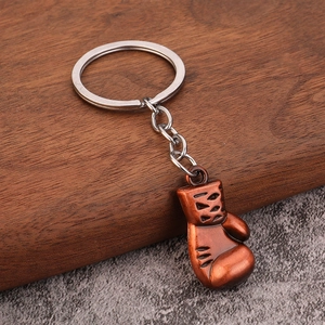 Porte-clés gant de boxe 3D en métal avec finition bronze vintage sur fond texturé