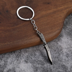 Vue macro de porte-clés Reaver Vandal en métal sur un support en bois texturé