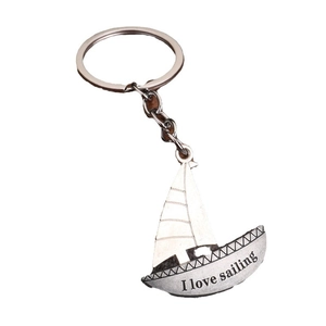 Porte-clés voilier en métal argenté avec gravure I Love Sailing sur fond blanc