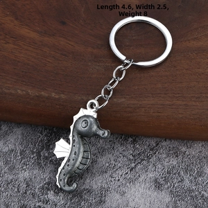Detailed close-up of seahorse keychain with vintage finish, size 4.6x2.5cm, 8g weight
