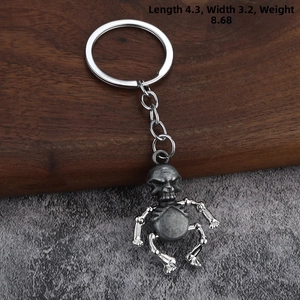 Detailed view of punk skull keychain with dimensions 4.3x3.2cm and 8.68g weight