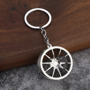 Silver multi-spoke car wheel hub keychain made of polished alloy for car enthusiasts