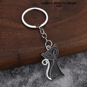 Détail d'un porte-clés chat noir créatif avec cadre en métal et dimensions 4 cm x 2,2 cm