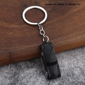 Vista detallada del llavero de coche negro mate con dimensiones 4,8 cm largo y 1,7 cm ancho