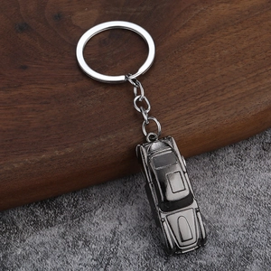 Detalle del llavero de coche en aleación de zinc gris oscuro sobre fondo de madera
