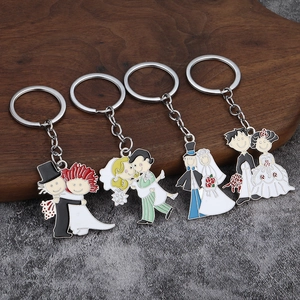 Lot de quatre porte-clés en émail métallique cartoon mariés avec motifs de mariage