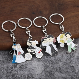 Porte-clés de mariage en émail avec figurines de mariés de dessin animé pour sacs à main