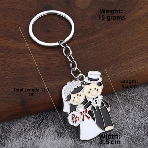 Détails du porte-clés émaillé mariés avec dimensions précises de 12,3cm de longueur