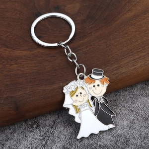 Vue détaillée du porte-clés en émail métallique figurine mariés cartoon pour mariage