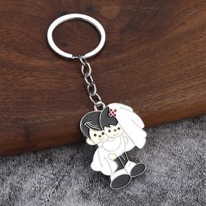 Détail d'un porte-clés de mariés en métal avec finition émail et anneau robuste