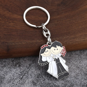 Porte-clés mariage de dessin animé en métal émaillé sur un fond texturé élégant