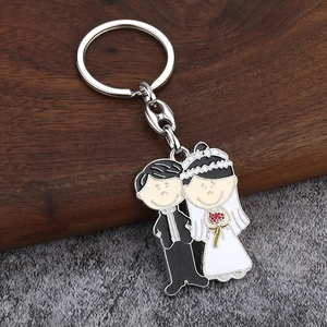 Détail du porte-clés couple de mariage en émail avec anneau en métal argenté