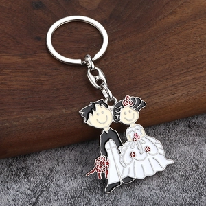 Détail du porte-clés de mariage dessin animé en métal avec finition émaillée colorée