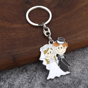 Détail des porte-clés émaillés de mariés en dessin animé pour cadeaux de mariage