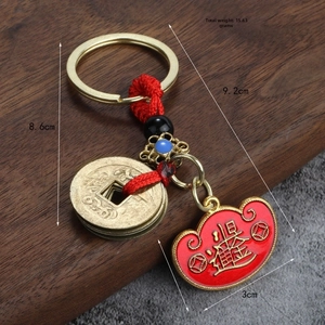 Détail d'un porte-clés à pièces chinoises avec nœuds rouges et pendentif en laiton
