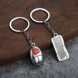 Kreativer Schlüsselanhänger für Paare aus Metall mit Maus, Tastatur und Gravur