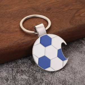 Porte-clés de football en métal avec décapsuleur sur un fond de pierre et de bois
