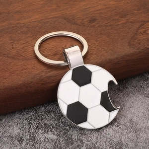 Détail d'un porte-clés football en métal avec fonction décapsuleur et motif classique