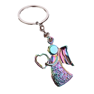 Porte-clés ange gardien en métal iridescent avec ailes et cœur sur fond blanc pur