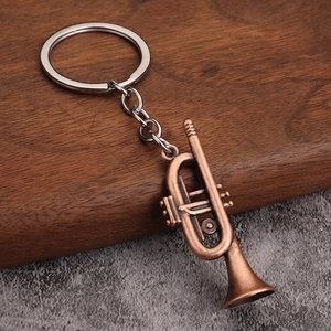 Porte-clés trompette en bronze vintage avec finition métal rustique et anneau