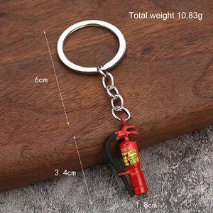Porte-clés mini extincteur rouge en alliage avec détails de buse et étiquette réaliste