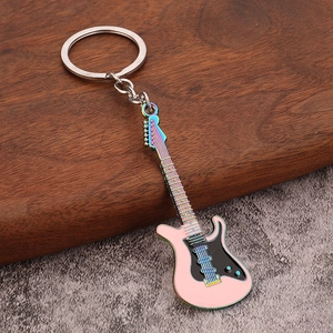 Gros plan d'un porte-clés guitare électrique Y2K rose et noir avec placage arc-en-ciel