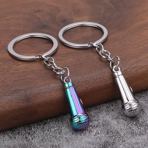 Llaveros creativos con mini micrófono en plata pulida y arcoíris para cantantes