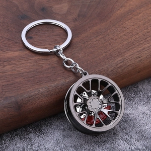 Car brake disc hub keychain with dark grey 5-spoke wheels and red brake calipers
