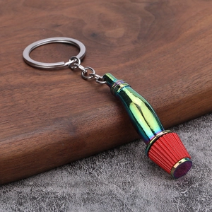 Detailansicht eines regenbogenfarbenen Luftfilter-Schlüsselanhängers aus Metall