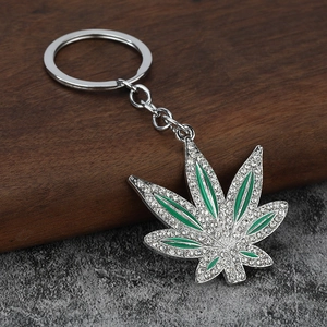 Détail du porte-clés feuille d'érable hip hop avec strass brillants et émail vert