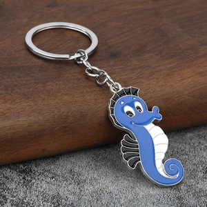 Détail macro du porte-clés hippocampe avec finition émail bleu et anneau en métal argenté