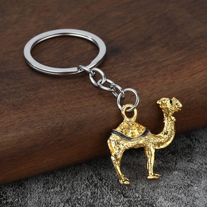 Détail du porte-clés chameau en alliage doré avec selle en émail bleu foncé élégant