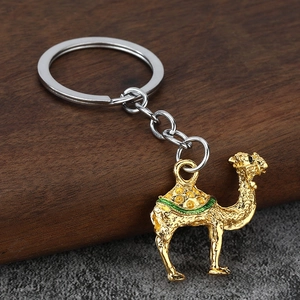 Vue macro d'un porte-clés chameau doré avec détails émaillés et anneau métallique