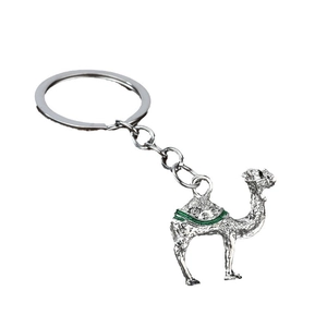 Porte-clés chameau argenté avec selle en émail vert et strass en cristal étincelant