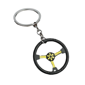 Portachiavi a forma di volante da corsa con razze gialle e anello argento su fondo bianco