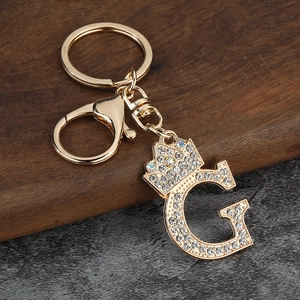 Détail du porte-clés lettre G en alliage de zinc doré avec couronne et strass brillants