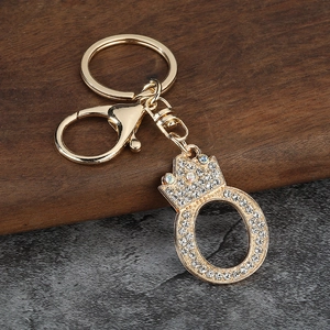Gros plan détaillé d'un porte-clés lettre Q en cristal étincelant avec motif couronne