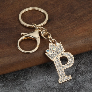Détail du porte-clés lettre P dorée avec couronne et cristaux de strass brillants