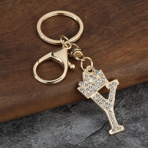 Détails du porte-clés doré lettre Y orné de strass brillants et d'une couronne