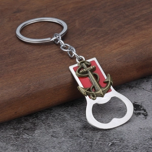 Porte-clés décapsuleur gouvernail créatif avec émail rouge et relief d'ancre