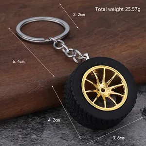 Portachiavi a forma di ruota auto con cerchio dorato e pneumatico in gomma