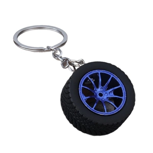 Portachiavi creativo a forma di ruota con cerchio sportivo blu e pneumatico in gomma