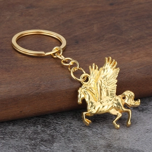 Porte-clés Pégase volant doré en alliage poli avec un design détaillé des ailes en métal