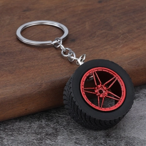 Rode velg band sleutelhanger van zwart rubber met zilverkleurige metalen ketting