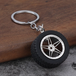 Macro-opname van een PVC band-sleutelhanger met een zilveren vijf-spaaks lichtmetalen velg